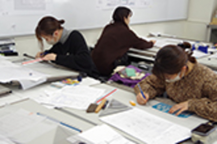 京都女子大学 空間デザイン実習では、建築計画学の知見を生かして建築を設計する高度な能力を身につけることが目標。