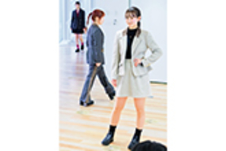 京都女子大学 アパレル造形領域では、実習で制作した作品を、学生自らが着装しモデルとなって発表するフロアショーを実施。