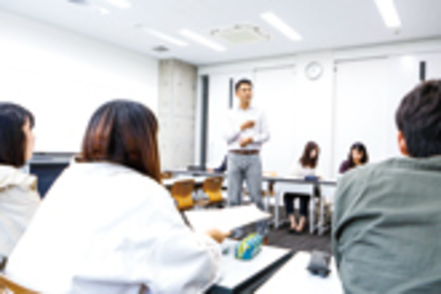 南山大学 少人数制だからひとつのテーマについて先生や仲間と深く議論できるのもゼミの魅力。