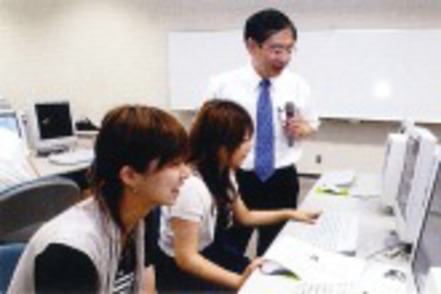 専修大学 マーケティング学科のコンピュータ教育では、論理的な考え方と技術を身につける。