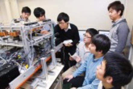 東京都市大学 広範囲にわたる電気・電子・通信の分野を体系的に学びます（電気電子通信工学科）