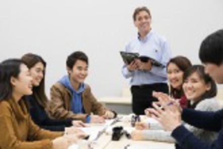 明治学院大学 1年次からの&ldquo;English for Business Communication&rdquo;では、ネイティブの外国人教員からビジネス英語を学びます