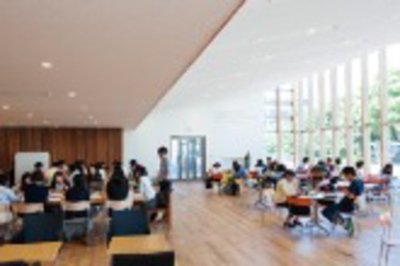 明治学院大学 明学生の憩いと癒しの場所、クララ・ラウンジ（横浜キャンパス）