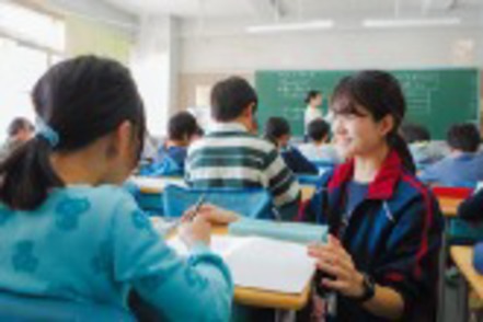 明治学院大学 教育発達学科では2年次秋学期に、学年全員が小学校で週1回の体験活動を実施