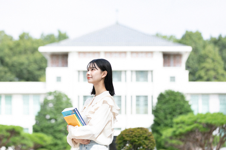 東京女子大学 授業は少人数のクラスが基本。討論や研究発表を行う授業を通して、自ら考える力が養われます。