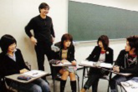 立命館大学 新たなビジネスを成功に導く方法を考える為に、学生同士で活発な議論を行います。