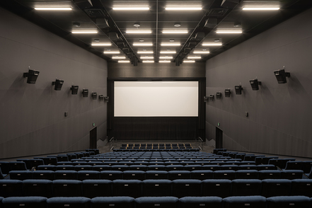 立命館大学 階段状に配置された約280席の座席を有し、大画面のスクリーンとDolby Atmos(R)仕様の音響を備えたシアター型の教室。
