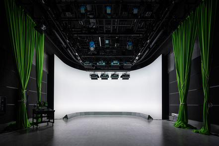 立命館大学 実写系授業での撮影をメインに行うスタジオ。多様化する撮影照明表現における対応力を身につけることができます。