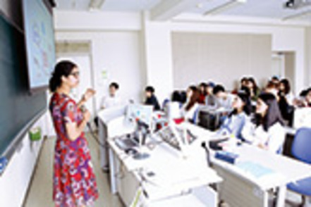 立命館大学 学生が各国首脳や国連事務総長などの役割を演じ、国際交渉を擬似体験する「グローバル・シミュレーション・ゲーミング」。