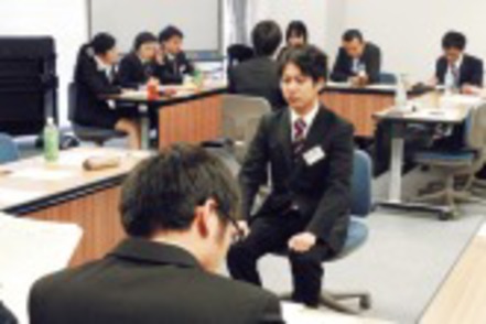 立命館大学 学部独自の就職活動支援企画「メントレ」。卒業生による模擬面接やエントリーシートの作成指導を行います。