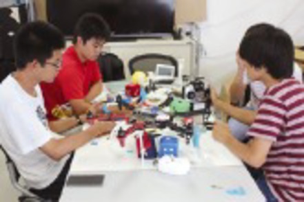 立命館大学 早期の研究室体験による学修意欲の向上。大学院生とドローンの動作検証を行う低回生。