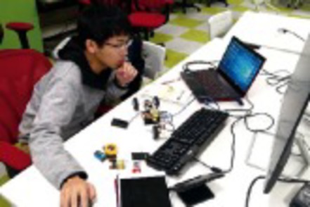 立命館大学 ハード・ソフト・システムの「ものづくり」ができるAIOL（アイオーラボ）にはアドバイザーが常駐。