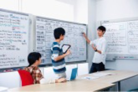 東京理科大学 様々な現象を数学的側面から探求。解明に向けて活発に議論を交わします。