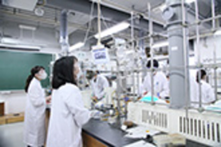 神奈川大学 1年次から実験・実習が多いカリキュラムを採用。教員による丁寧な指導で、確かなモノづくりの技術と科学的な思考力が身につく