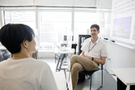 神奈川大学 みなとみらいキャンパス9階の「Language Commons」 では、ネイティブ講師との会話練習や課外レッスンへの参加が可能