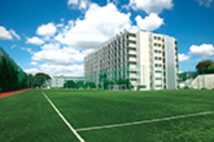 神奈川大学 文系3学部に加え、理工系学部が集結する横浜キャンパス。総合グラウンドに隣接した23号館には実験・研究施設が配置されている