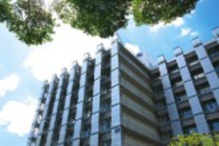 神奈川大学 免震構造の23号館は本学最大規模を誇る校舎。実験・研究施設が配置されている