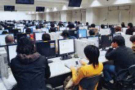神奈川大学 情報化社会を見据えたコンピュータ教育に加え、ビッグデータ分析、ロジカルシンキングなど、時代のニーズに合わせた科目を設置