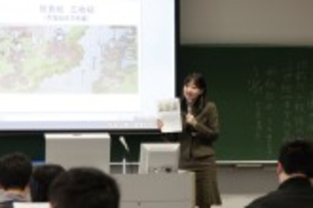 帝塚山大学 実物を見たり、スライド等を使用し、文学と歴史の多角的なアプローチで日本文化の奥深さに触れる