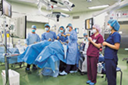 天理大学 高度な専門性だけでなく、医療現場に必須のチームワークも習得可能