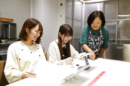 白百合女子大学 人間の原点である〈子ども〉を通して、多様な文化の在り方を考察。児童文学・児童文化・制作創作の3分野からアプローチします。