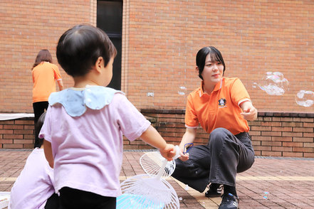 白百合女子大学 1年次から保育・教育現場での体験がスタート。授業で学んだ理論とリアルな現場体験を積み重ね、実践的な専門性を身に付けます。