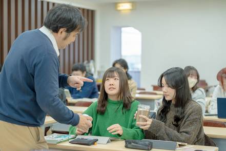 日本薬科大学 生薬授業の様子