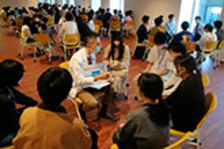 杏林大学 医学部では日々の学びや医師の業務などについて臨床医とフラットに対話できる機会を設けています