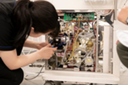 杏林大学 臨床工学科／医学と工学を学ぶ「命のエンジニア」。機器の操作や保守点検、開発に要求される複合的な学問分野を学びます