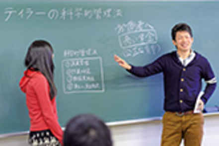 京都先端科学大学 経済経営学部の教育スタイルは実践重視。実務経験豊富な教員が揃い、外部講師から直接講義を受ける機会も多く設けています