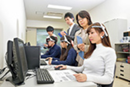 京都先端科学大学 心理学実験室の充実した設備を活用し、心の働きを学ぶ