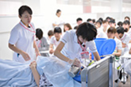 京都先端科学大学 ［看護学科］臨床経験豊富な教員の指導のもと、看護の知識・技術・態度を学習。国家試験全員合格をめざします