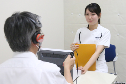 京都先端科学大学 ［言語聴覚学科］聴覚能力を調べる機器がそろう聴力検査室や、子どもとの関わりを想定したプレイルームなどの最新設備も充実