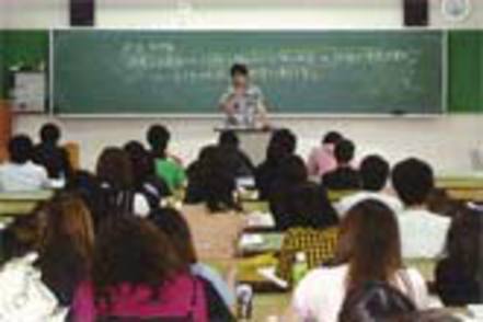 沖縄国際大学 弁護士、司法書士といった法律実務のプロや、法律に基づき業務を行う行政、警察、金融などに携わる方による特別講義も実施します
