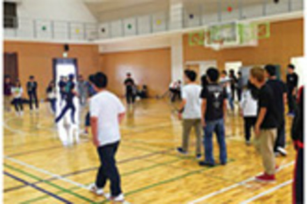 沖縄国際大学 大学生活を充実させるスタートダッシュのため入学後にメンバーシップ・トレーニングを実施。先輩や先生との交流を深めます