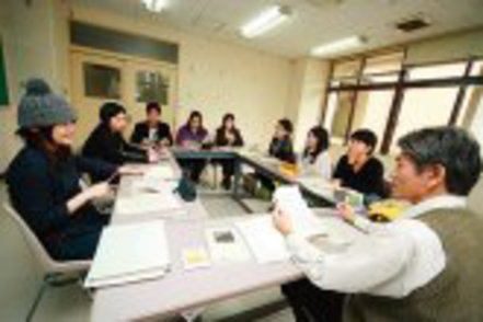 沖縄国際大学 多彩なゼミナールの共通点は担当教員が親身になってくれること。「研究室にも気軽に入れる」と評判です