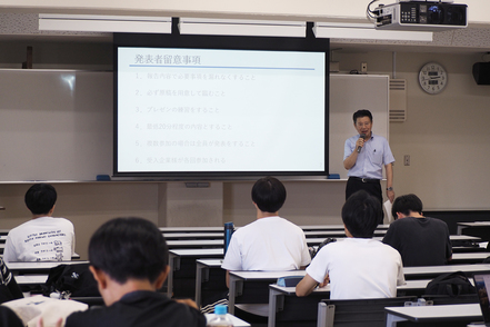 志學館大学 法ビジネス学科開設科目「法ビジネス基礎演習」での企業経営者による講演の様子