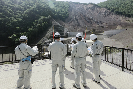 岡山理科大学 国土交通省の工事担当の方に深層崩壊の工事現場をご案内頂き、防災対策について説明を受ける学生