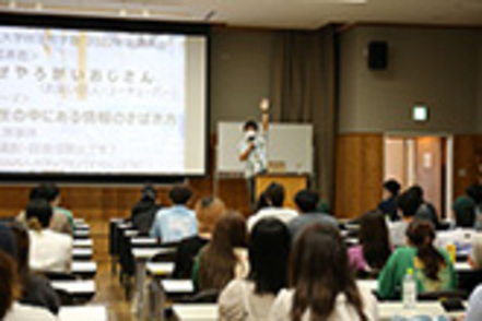 沖縄大学 せやろがいおじさんのキャラクターで人気の榎森耕助さん（リップサービス）を講師に講演会を開催（経法商学会主催）