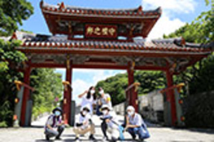 沖縄大学 学外に出て、地域の現場で実践的に学ぶフィールドワーク。社会とつながり、手足を動かして考える力を育てるゼミ活動