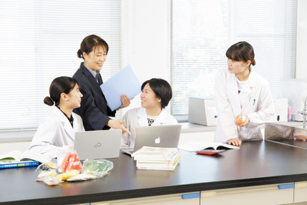 活水女子大学 人との関わりを大切にしながら強みを伸ばす授業を行っており、授業での学びを実践する地域連携活動などにも力を入れています。