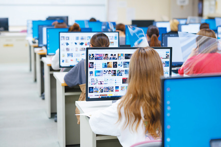 活水女子大学 コンピュータルームも充実しています。情報処理能力を実技を通して学び、日々の体験の中でスキルアップを図ることができます。