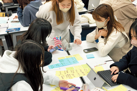 活水女子大学 教養教育にも力を入れています。人間性豊かな教養と国際性、高度情報化社会に対応できる実力を身につけた人材の養成を行います。