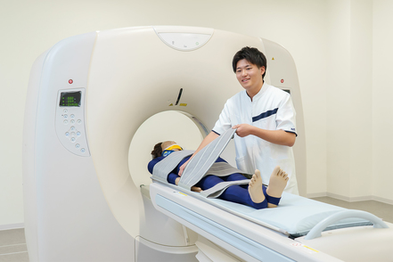 日本文理大学 放射線分野における専門的知識と技術を学ぶ「診療放射線学コース」。小さな病気も見逃さない生命リスクの第一発見者を育てます。