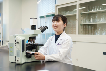 日本文理大学 「臨床医工学コース」では、人工呼吸器や人工心肺装置などの生命維持装置の操作技術を学び、生命をつなぐエンジニアを育てます。