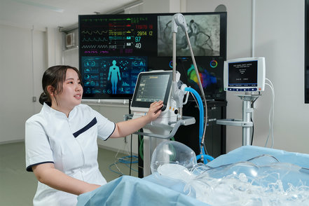 日本文理大学 検体調査や生理学的検査を学ぶ「臨床検査学コース」。病気の早期発見・予防のための科学的な分析を追求できる専門家を育てます。