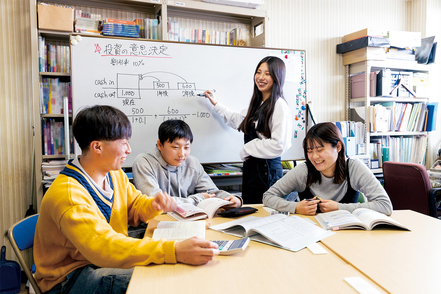 日本文理大学 社会全体の仕組み（経済学）、その中での企業のあり方（経営学）を関連づけて学ぶことで高い就職率を誇ります。