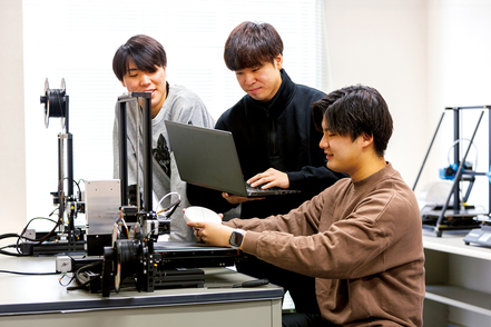 日本文理大学 ものづくりセンターでは3Dプリンタ、レーザー加工機などのデジタルツールを活用し、ものづくり分野に欠かせない先端技術を修得。