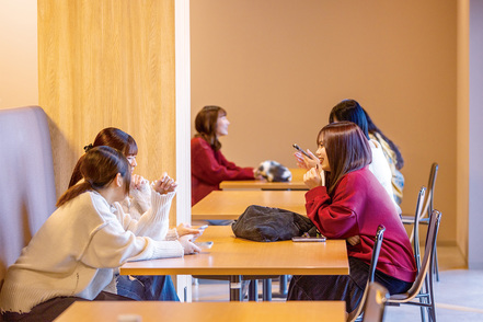 日本文理大学 文系・理系というこれまでの枠組みから一歩踏み出して、新しい視点で学ぶことで、社会ともっとつながる学びができます。