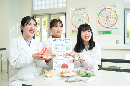 南九州大学 管理栄養士に必要な知識や技術だけではなく、患者とのコミュニケーションの方法も習得する